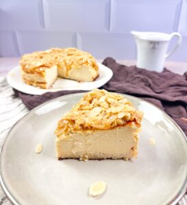 Dieser Low Carb Bienenstich Käsekuchen ist eine tolle Alternative zu normalem Bienenstich Kuchen, da er deutlich kalorienärmer und eiweißreicher ist. www.mybodyartist.de