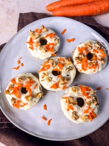 Diese Carrot Cake Donuts sind eine tolle Alternative für alle, die ohne Verzicht abnehmen wollen. Denn sie sind kalorienarm, eiweißreich und schmecken darüberhinaus auch echt köstlich.. www.mybodyartist.de