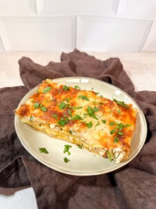 Diese Chicken Alfredo Lasagne ist das perfekte Abnehmrezept. Denn sie hat ganze 70 g Eiweiß pro Portion, ist mit nur 559 kcal auch sehr kalorienarm und ermöglicht Dir dadurch abzunehmen ohne auf Lasagne verzichten zu müssen. 