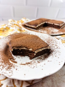 Diese Low Carb Tiramisu Brownies schmecken nicht nur wahnsinnig lecker, sondern eignen sich auch perfekt zum Abnehmen. Denn sie sind mit nur 155 kcal pro Stück echt kalorienarm und aufgrund ihres hohen Protein- und Ballaststoffgehalts sättigen sie auch sehr gut. Also perfekt für alle, die vermeiden wollen, dass etwas naschen gleich in einer großen Fressorgie ausartet. www.mybodyartist.de