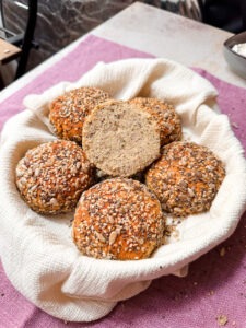 Diese Low Carb Brötchen sind eine tolle Alternative, wenn Dich glutenfrei ernähren musst. Da sie sehr protein und ballaststoffreich sind, eignen sie sich zudem super für Deine Diät. www.mybodyartist.de