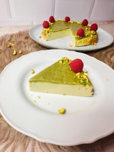 Dieser Low Carb Pistazienkäsekuchen ist eine tolle Alternative, wenn Du auf den Geschmack von Pistazien stehst, aber auch etwas auf Deine Figur achten willst. Denn er ist zuckerfrei, relative kalorienarm und zudem mega eiweißreich. www.mybodyartist.de