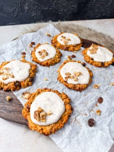 Diese Carrot Cake Cookies sind eine tolle Alternative für alle, die auch in der Weihnachtszeit etwas auf ihre Figur achten wollen. Denn sie sind zuckerfrei, kalorienarm und zudem reich an sattmachenden Proteinen und Ballaststoffen. www.mybodyartist.de