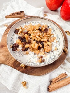 Diese Bratapfel Overnight Oats sind ideal für alle, die auch in der Weihnachtszeit etwas auf ihre Figur achten wollen ohne dabei auf Süßes verzichten zu müssen. Da sie reich an Ballaststoffen und Proteinen sind, machen sie zudem gut satt.