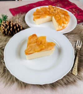 Dieser Marzipan Käsekuchen mit Bratapfel-Topping schmeckt nicht nur mega lecker, sondern eignet sich auch perfekt für alle, die in der Weihnachtszeit etwas auf ihre Figur achten wollen. Denn er enthält nicht nur weniger Zucker als normaler Käsekuchen, sondern ist auch relativ kalorienarm und sehr eiweißreich. www.mybodyartist.de