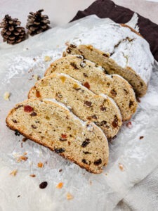Christstollen kann leider eine ganz schöne Kalorienbombe sein. Damit Du trotzdem in der Weihnachtszeit nicht darauf verzichten musst, haben wir heute mal eine etwas kalorienärmere und zuckerärmere Variante entwickelt, die aber mindestens genauso gut schmeckt. www.mybodyartist.de