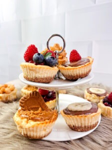 Diese Mini Käsekuchen eignen sich perfekt für alle, die abnehmen wollen. Denn sie sind zuckerfrei, eiweißreich, kalorienarm und erleichtern es Dir in Maßen zu naschen.