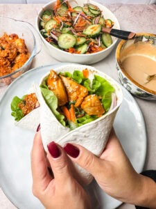 Diese koreanische Hähnchen Wraps passen perfekt in Deine Diät, denn sie sind eiweißreich, kalorienarm und machen gut satt.