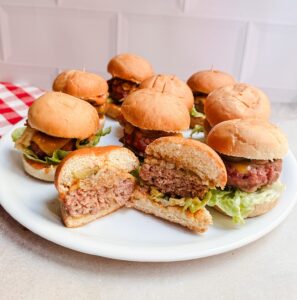 Diese Mini Burger sind nicht nur das perfekte Fingerfood für jede Party, sondern eignen sich auch gut für alle, die während ihrer Diät auch mal Bock auf einen kalorienarmen Burger haben. www.mybodyartist.de