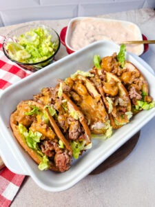 Diese Big Mac Tacos sind eine tolle Alternative, wenn Du während Deiner Diät mal Lust auf den Geschmack von einem Burger hast, aber gleichzeitig auch Kalorien sparen willst. Denn sie haben gerade einmal 268 kcal pro Stück und sind zudem sehr eiweißreich. www.mybodyartist.de