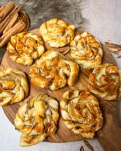 Diese Airfryer Zimtschnecken sind eine tolle Alternative für alle, die in der Weihnachtszeit naschen, aber auch etwas auf ihre Figur achten wollen. Denn sie haben nur 154 kcal pro Stück, sind zuckerreduziert und schmecken darüber hinaus mega lecker. www.mybodyartist.de