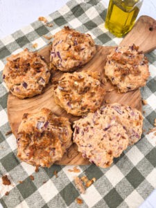 Bei diesen Protein Zwiebelbrötchen besteht Suchtgefahr, denn sie schmecken wirklich unheimlich lecker. Aufgrund ihres hohen Eiweiß- und relativ niedrigen Kaloriengehalts passen sie auch zudem gut in Deine Diät, wenn Du mal Lust auf Brötchen hast. Also lass sie Dir schmecken :) www.mybodyartist.de