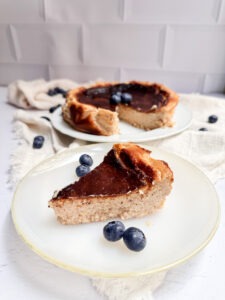 Dieser San Sebastian Cheesecake ist eine tolle Alternative, wenn Du beim Abnehmen nicht auf Süßes verzichten willst. Denn er ist deutlich kalorienärmer und eiweißreicher als normaler Käsekuchen, schmeckt aber trotzdem genauso lecker. www.mybodyartist.de