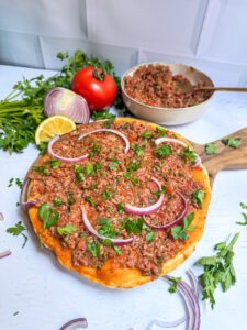Diese türkische Pizza (Lahmacun) wirst Du lieben! Denn sie schmeckt nicht nur mega lecker, sondern sie eignet sich auch prima zum Abnehmen. Denn sie ist mega eiweißreich, relativ kalorienarm und Du kannst sie auch ohne Hefe zubereiten. Lass sie Dir schmecken :) www.mybodyartist.de