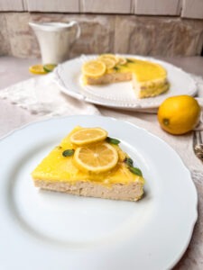 Diesen Low Carb Zitronen Käsekuchen kannst Du ohne Reue während Deiner Diät essen. Denn er ist zuckerfrei, eiweißreich und hat gerade einmal 59 kcal pro 100 g. www.mybodyartist.de