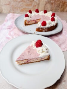 Dieser Himbeer Käsekuchen mit weißer Schokoade ist zwar anders als unsere anderen Kuchen nicht ganz zuckerfrei, da er aber nur 161 kcal pro 100 g hat und zudem sehr eiweißreich ist, kannst Du ihn aber trotzdem auch während Deiner Diät essen. Du solltest nur nicht gleich den ganzen Kuchen verputzen ;) www.mybodyartist.de