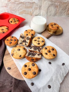 Diese Low Carb Chocolate Chip Muffins eignen sich perfekt für alle, die zwar abnehmen, aber sich auch mal ab und zu ohne Reue etwas Süßes gönnen wollen. Denn sie sind nicht nur zuckerarm, sondern auch reich an Proteinen und Ballaststoffen, die für ein höheres Sättigungsgefühl sorgen und haben darüber hinaus gerade einmal 84 kcal pro Stück. www.mybodyartist.de