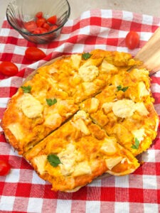 Diese Protein Pizza ohne Eiweißpulver kannst Du regelmäßig während Deiner Diät essen - ganz ohne schlechtes Gewissen. Denn sie hat gerade einmal 588 kcal und ist mit 56 g auch noch mega eiweißreich. Wir haben sie im Curry Hähnchen Style zubereitet mit etwas Ananas, aber Du kannst auch einfach andere Zutaten für das Topping verwenden. www.mybodyartist.de