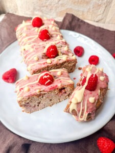 Dieses Low Carb Himbeer Bananenbrot mit weißer Schokolade schmeckt sowas von lecker, dass Du Dir gar nicht vorstellen kannst, dass dies ein Diätrezept ist. Ist es aber! Denn es hat gerade einmal 184 kcal pro 100 g und ist zudem sehr reich an Proteinen und Ballaststoffen, die Deinen Stoffwechsel ankurbeln und für ein höheres Sättigungsgefühl sorgen. www.mybodyartist.de