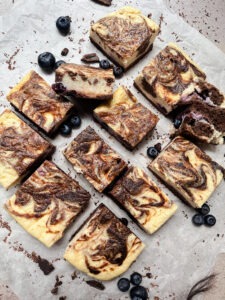 Dieser Low Carb Brownie Käsekuchen, ist eine tolle Alternative für alle, die sich während ihrer Diät mal ohne schlechtes Gewissen etwas Süßes gönnen wollen. Denn er hat gerade mal 126 kcal pro 100 g, ist zuckerfrei und zudem reich an sattmachenden Proteinen und Ballaststoffen. www.mybodyartist.de