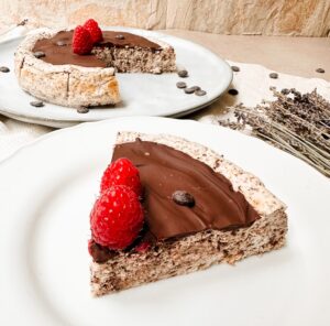Dieser Low Carb Stracciatella Käsekuchen ist eine tolle Alternative für alle, die während ihrer Diät nicht auf den Geschmack von Schokolade verzichten, aber gleichzeitig auch Kalorien sparen wollen. www.mybodyartist.de