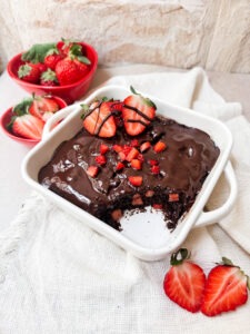 Diesen Low Carb Schoko Erdbeerkuchen kannst Du ohne schlechtes Gewissen während Deiner Diät essen. Denn er ist nicht nur kalorienarm (nur 154 kcal pro 100 g), sondern auch reich an Proteinen und Ballaststoffen, die Dein Sättigungsgefühl erhöhen. www.mybodyartist.de