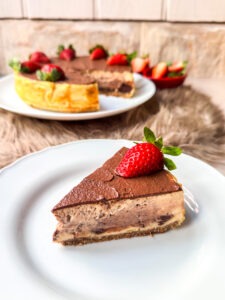 Wenn Du diesen Low Carb Schoko Erdbeer Käsekuchen einmal ausprobiert hast, willst Du nichts anderes mehr essen. Denn er schmeckt wirklich köstlich und ist darüber hinaus auch noch ziemlich kalorienarm und zuckerfrei. www.mybodyartist.de