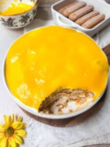 Dieses Mango Tiramisu ist eine tolle Alternative für alle, die abnehmen wollen. Denn es kommt ohne Mascarpone aus und ist dadurch deutlich kalorienärmer (nur 258 kcal pro Portion), aber trotzdem genauso lecker. www.mybodyartist.de