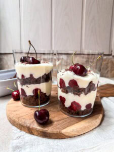Diese Schwarzwälder Kirschtorte im Glas eignet super als Frühstück zum Abnehmen. Denn es ist nicht nur relativ kalorienarm, sondern auch mega eiweißreich.