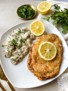 Dieses Low Carb Schnitzel wirst Du lieben!
Denn es schmeckt nicht nur wahnsinnig lecker, sondern passt auch perfekt in Deine Diät.
Wir haben es nämlich nicht in Öl frittiert, sondern im Airfryer zubereitet (keine Sorge, es geht auch im Ofen).
Dadurch sparen wir jede Menge Kalorien, können den Geschmack aber trotzdem gut erhalten. www.mybodyartist.de