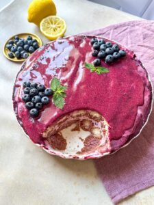 Dieses Heidelbeer Tiramisu ist eine tolle Alternative für alle, die abnehmen wollen. Denn es kommt ohne Mascarpone aus und ist dadurch deutlich kalorienärmer (nur 254 kcal pro Portion), aber trotzdem genauso lecker. www.mybodyartist.de