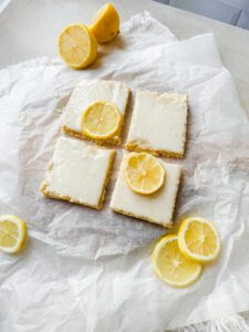 Diese Zitronen Brownies sind ideal für alle, die sich während ihrer Diät ohne schlechtes Gewissen auch mal etwas Süßes gönnen wollen.
Denn sie schmecken nicht nur mega lecker, sondern sind auch zuckerfrei, proteinreich und kalorienarm. www.mybodyartist.de