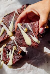 Diese Red Velvet Brownies kommen ohne den Zusatz von Haushaltszucker aus, schmecken aber trotzdem mega lecker und eignen sich aufgrund ihres niedrigen Kaloriengehalts auch prima zum Abnehmen. www.mybodyartist.de