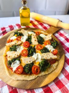 Diese Spinat Pfannen Pizza mit Hähnchen haben wir der Pizza Pollo von Dr. Oetker nachempfunden. Damit sie auch in Deine Diät passt, haben wir sie aber deutlich kalorienärmer und eiweißreicher gestaltet.