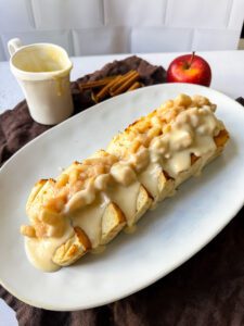 Diese Apfel Zimt Grießschnitten sind ideal für alle, die noch auf der Suche nach einem Snack sind, der ihren Heißhunger stillt. Denn sie schmecken nicht nur mega lecker, sondern sind auch kalorienarm und reich an Proteinen, die für eine stärkere Sättigung sorgen. www.mybodyartist.de