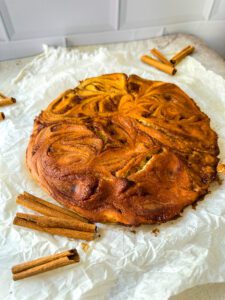 Dieser Zimtschneckenkuchen ist anders als unsere anderen Rezepte nicht ganz zuckerfrei, da es uns wichtig war den authentischen Geschmack zu erhalten. Dennoch ist er pro 100 g gerechnet deutlich zucker- und kalorienärmer als normale Zimtschnecken und eignet sich auch zum Abnehmen so lange Du es bei einer kleinen Portion belässt.