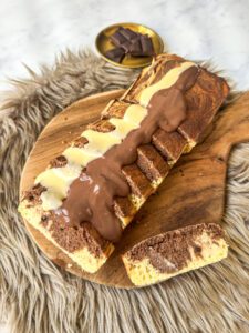 Diese Marmor Grießschnitten erfüllen alle Kriterien für einen guten Abnehmsnack. Denn sie sind sehr kalorienarm, mega proteinreich (ganze 17 g Eiweiß pro Stück), schmecken sehr lecker und sind darüber hinaus sehr zuckerarm.