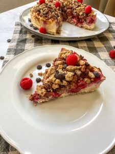 Dieser Low Carb Himbeer Streuselkuchen ist eine tolle Alternative zu normalen Streuselkuchen, denn er hat gerade einmal 117 kcal pro 100 g und ist zudem sehr eiweißreich und zuckerarm. Zudem ist er reich an Ballaststoffen, die Dein Sättigungsgefühl erhöhen.