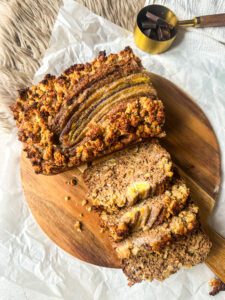 Dieses Zimt Bananenbrot besteht nur aus natürlichen Zutaten, enthält kein Haushaltszucker und ist zudem deutlich kalorienärmer als normales Bananenbrot. Also perfekt für alle, die sich gesünder ernähren, aber sich auch mal etwas Süßes gönnen wollen. www.mybodyartist.de