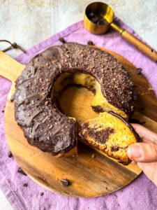 Dieser Marzipan Marmorkuchen ist eine tolle Alternative für alle, die sich in der Weihnachtszeit mal etwas Süßes gönnen, aber auch etwas auf ihre Figur achten wollen.
Denn er hat fast 50 % weniger Kalorien und Zucker als normaler Kuchen, schmeckt aber trotzdem mega lecker. www.mybodyartist.de