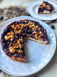 Dieser Heidelbeer Streuselkuchen wird Dein neuer Lieblingskuchen sein. Versprochen!
Denn er schmeckt wirklich unglaublich gut, hat gerade einmal 125 kcal pro 100 g und ist zudem zuckerfrei und eiweißreich. www.mybodyartist.de