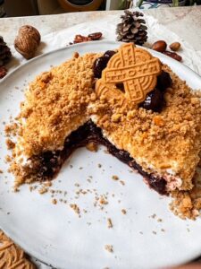 Dieser Spekulatius Maulwurfkuchen ist perfekt für alle, die sich in der Weihnachtszeit mal etwas Süßes gönnen, aber gleichzeitig auch auf ihre schlanke Linie achten wollen.
Denn er hat gerade mal 135 kcal pro 100 g, ist eiweißreich und enthält zudem wenig Zucker. www.mybodyartist.de