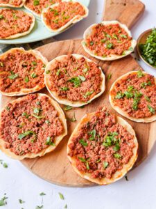 Diese Mini Lahmacun (türkische Mini Pizzen) sind eine tolle Alternative für alle, die türkisches Essen lieben, aber auch abnehmen wollen. Denn sie haben nur 57 kcal pro Stück und sie eignen sich auch perfekt zum Mitnehmen. www.mybodyartist.de