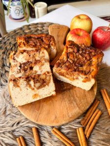 Ein Bratapfelkuchen, der sich sogar zum Abnehmen geeignet? Klingt eigentlich zu schön um wahr zu sein, oder? Unser Bratapfelkuchen erfüllt aber alle Kriterien für ein fitnessgerechtes Dessert: Er hat gerade einmal 92 kcal pro 100 g, ist zuckerarm und zudem reich an stattmachenden Proteinen und Ballaststoffen. www.mybodyartist.de