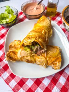 Diese Low Carb Big Mac Zwiebelrolle ist perfekt für alle, die abnehmen wollen ohne das Gefühl zu haben auf etwas verzichten zu müssen. Denn sie schmeckt nicht nur nach Big Mac, sondern hat auch top Werte: gerade einmal 509 kcal pro Portion, ganze 54 g Eiweiß und sie eignet sich auch noch gut zum Mitnehmen. www.mybodyartist.de