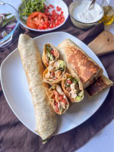 Diese Hähnchen Shawarma schmecken nicht nur unglaublich lecker, sondern eignen sich auch perfekt zum Abnehmen. Denn sie haben gerade einmal 409 kcal pro Stück und sind auch noch mega eiweißreich (ganze 52 g Eiweiß). www.mybodyartist.de