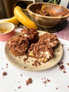 Diese Maulwurfkuchen Muffins sind der perfekte Snack zum Abnehmen.
Denn sie schmecken nicht nur mega lecker, sondern sind auch kalorienarm (nur 145 kcal pro Stück), eiweißreich und stillen aufgrund ihres hohen Ballaststoffgehalts auch Deinen Heißhunger. www.mybodyartist.de