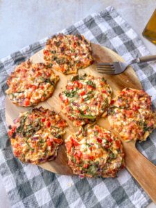 Diese Low Carb Piccolinis sind perfekt für alle, die abnehmen wollen.
Denn sie haben gerade einmal 271 kcal pro Portion, sind nährstoffreich und machen auch gut satt. www.mybodyartist.de