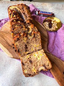 Dieses Snickers Bananenbrot kommt ohne Haushaltszucker aus, schmeckt aber trotzdem süß und ist auch noch so kalorienarm, dass es sich gut zum Abnehmen eignet.