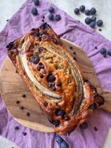 Dieses Blaubeer Bananenbrot kommt ohne Zuckerzusatz aus, schmeckt aber trotzdem sehr süß und eignet sich aufgrund seines niedrigen Kaloriengehalts auch gut zum Abnehmen. www.mybodyartist.de